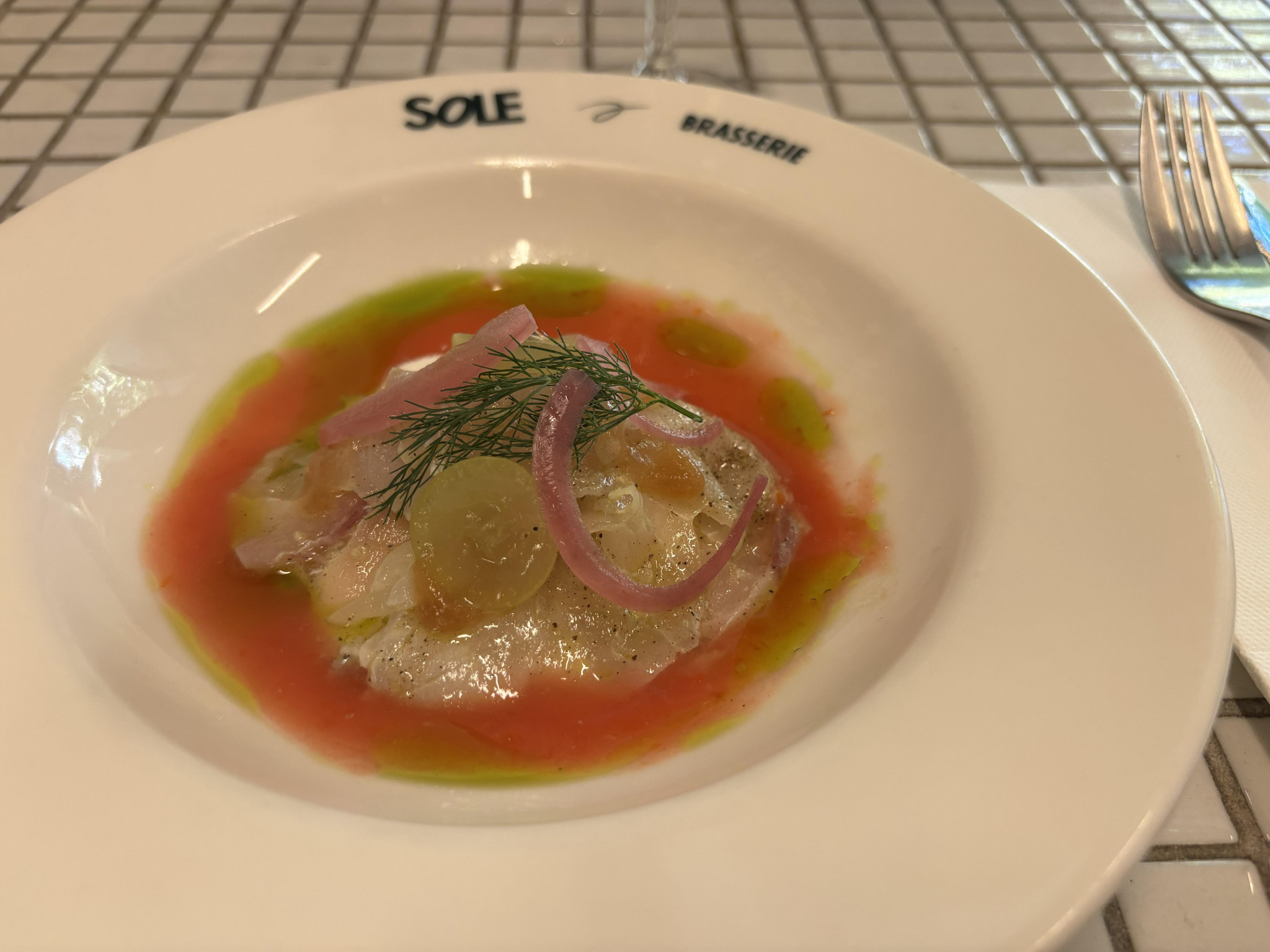 [On passe à table] Le crudo de maigre maturé et ses fruits de saison