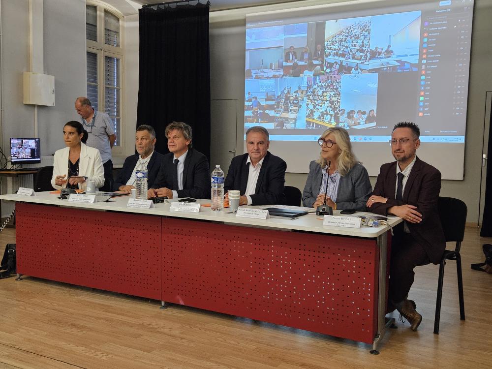 Dans les amphis aujourd’hui, devant les élèves demain