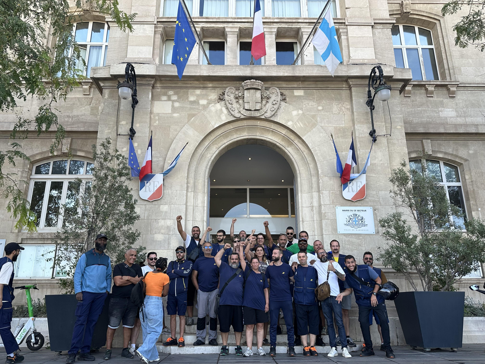 En grève, les facteurs font la tournée des mairies à Marseille