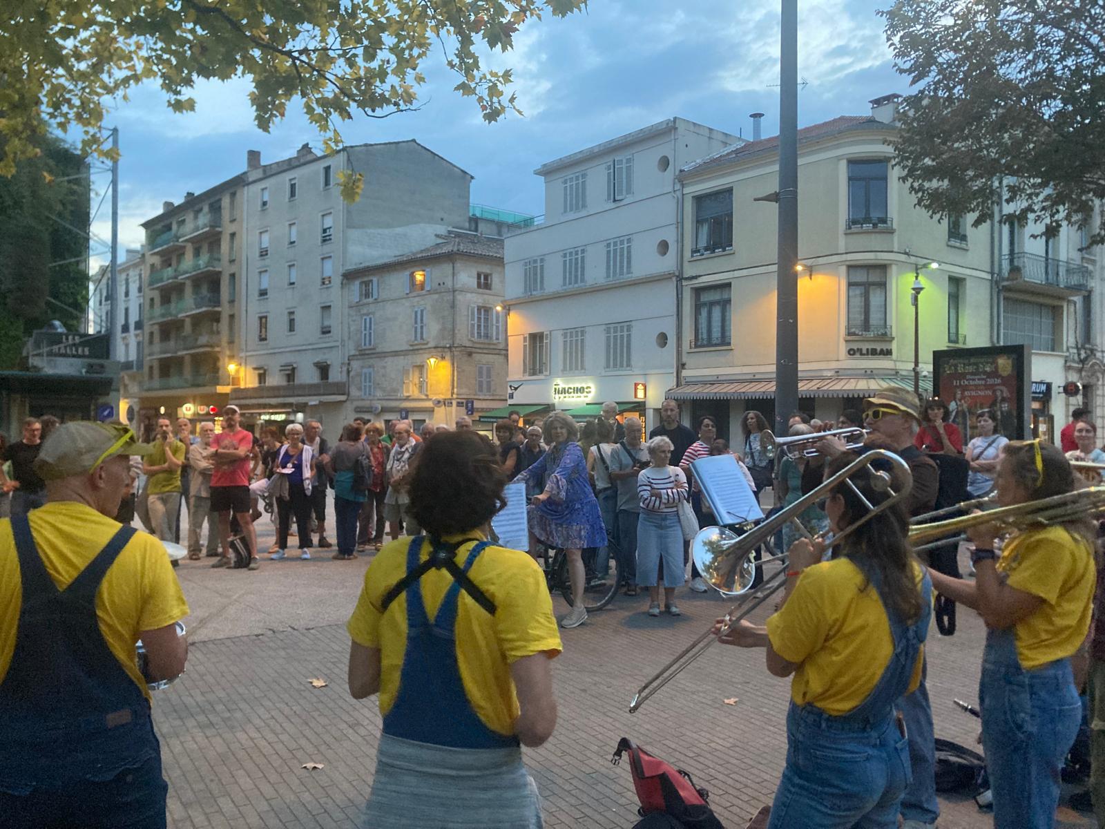 Une farandole festive à Avignon après avoir chassé Charles Maurras