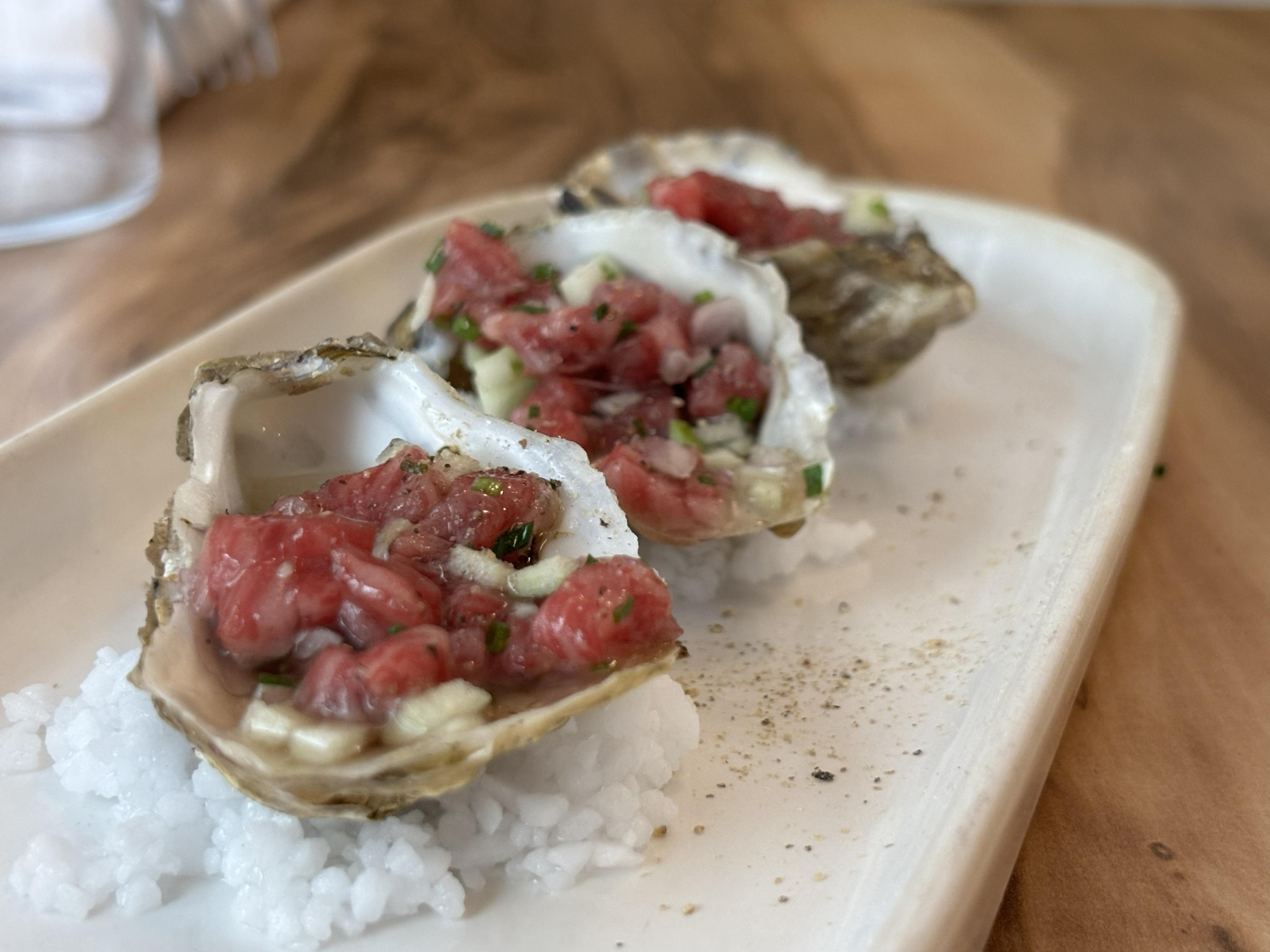[On passe à table] Les huîtres au barbecue, tartare de Wagyu et pomme verte