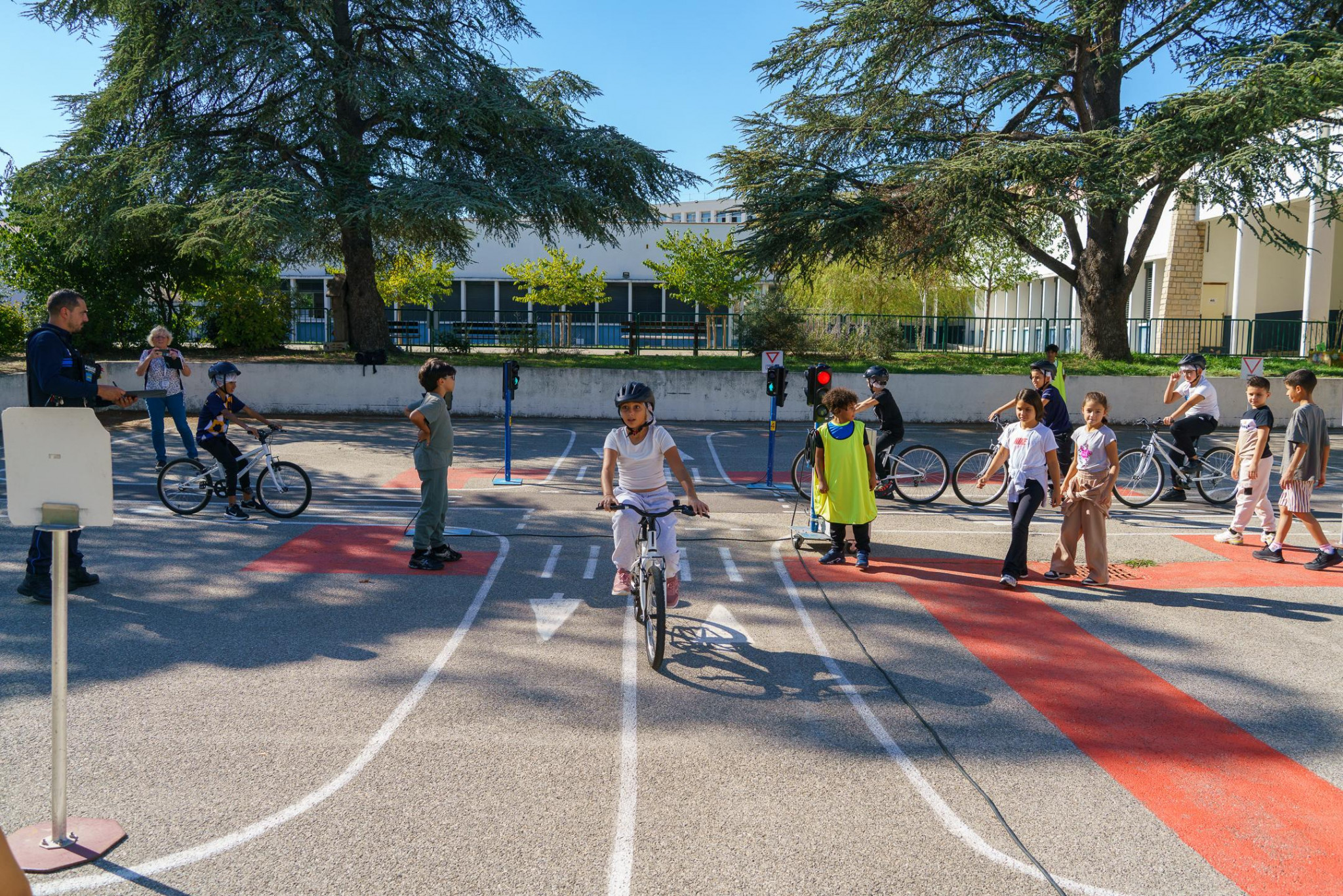 À vélo ou à pied, les enfants apprennent à partager la route à Martigues