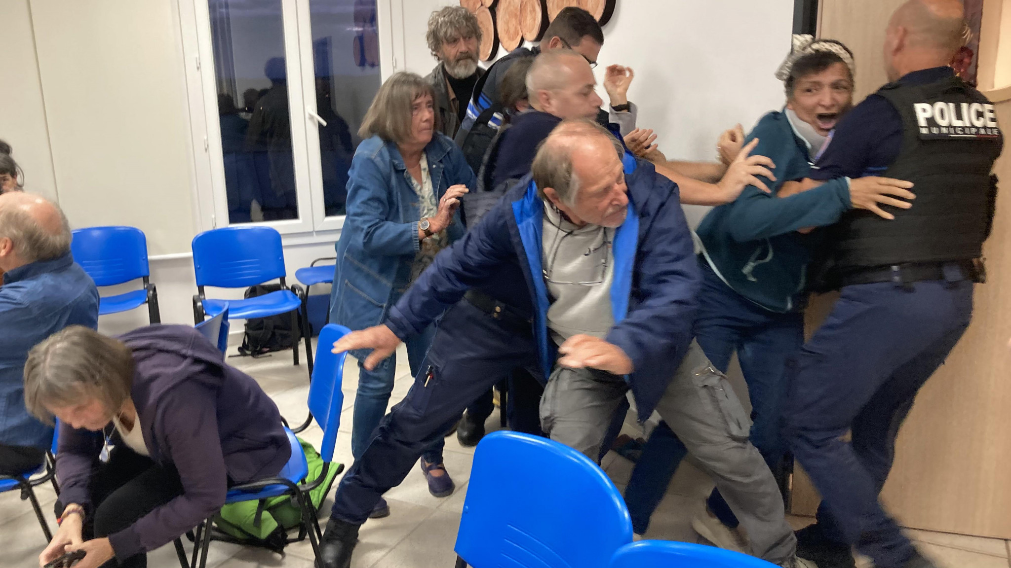 Le conseil municipal d’Oraison interrompu par des militants écologistes