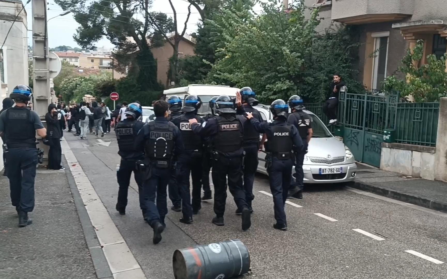 À Toulon, une mobilisation itinérante devant les établissements